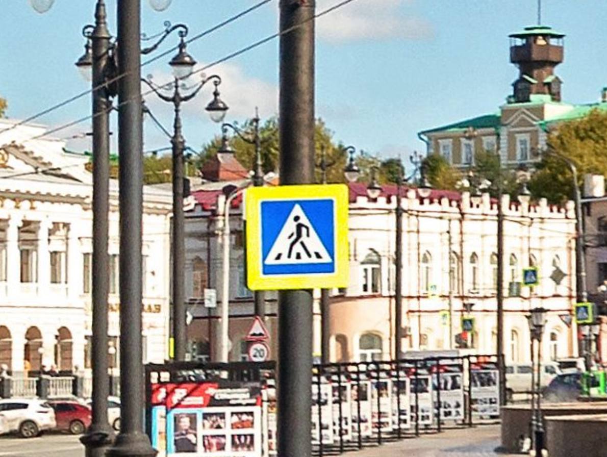 На улицах Томска может стать меньше ярко жёлтого Убрано требование к знакам перехода иметь жёлтую рамку Поправки к ГОСТ Р 52289-2019 начнут действовать с 2026 года, но применять их можно уже сейчас, что избавит улицы от лишних кислотных цветов. Безопасность на улицах важна, но как показала практика наиболее действенным способом выделить людей в тёмное время суток является самое обыкновенное освещение перехода – чем светлее, тем лучше издалека видны пешеходы.