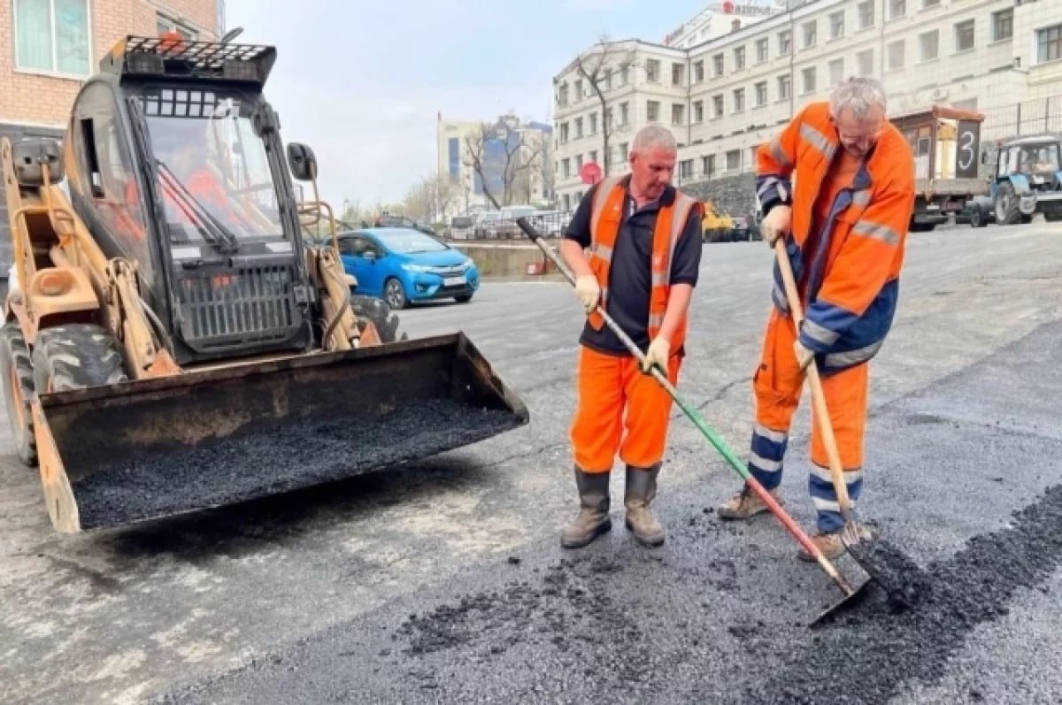 Во Владивостоке продолжается масштабный ремонт дорог и тротуаров Муниципальная служба «Содержание городских территорий» завершила обновление пешеходной зоны на Океанском проспекте, 149 — уложено почти 500 м² нового асфальта, установлены бордюры. Аналогичные работы выполнены у дома № 27 на улице 1-й Морской. На грунтовых улицах, включая Мехлиса и участок от Можайской до Катерной вдоль Морского кладбища, расчистили обочины, расширили дорогу, уложили трубы для водоотведения и начали укладку асфальта — уже использовано 1150 тонн покрытия. Работы ведутся в рамках нацпроекта «Инфраструктура для жизни» и финансируются из разных источников, уточнило управление дорог администрации Владивостока. #Владивосток #дорожныйремонт #тратуар #инфраструктура #нацпроект #Приморье #СГТ Подробнее