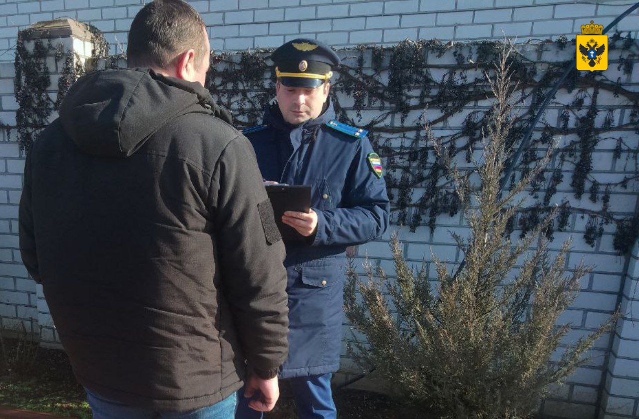 Прокурор Генического района провёл выездной приём родственников военнослужащих, участвующих в СВО  Прокурор Генического района Херсонской области Дмитрий Широков провёл выездной приём граждан, в ходе которого посетил места жительства семей военнослужащих, участвующих в Специальной военной операции.   Граждане рассказали о проблемах военнослужащих при получении единовременных выплат после заключения контракта, предоставления коммунальных услуг, оформления регистрации по месту жительства и другим вопросам.     По всем поступившим обращениям незамедлительно организованы проверки, по результатам которых при наличии оснований будут приняты исчерпывающие меры прокурорского реагирования.   Кроме того, в ходе беседы родственникам военнослужащих дополнительно даны разъяснения и рекомендации о возможности обращения в органы прокуратуры с целью содействия и помощи в решении различных жизненных вопросов.  #новости  Сайт   ВК   ОК  #Администрация_Херсонская_область