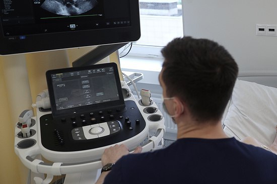 В Чечне в пилотном режиме начнут внедрять новый формат диагностики онкологических заболеваний с использованием ИИ Искусственный интеллект будет проводить первичный анализ цифровых снимков при скрининге рака молочной железы и рака лёгкого после их загрузки в единую систему Пациентов у которых есть подозрения на онкозаболевания направят на дополнительное обследование сообщили в полпредстве в СКФО   Подписывайтесь на Аргументы и Факты Северный Кавказ Telegram МАХ