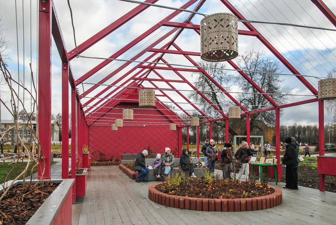 Михаил Мишустин рассказал про благоустройство в Старой Руссе Выступая с ежегодным отчётом перед депутатами Госдумы премьер министр Михаил Мишустин рассказал и о благоустройстве малых городов И отдельно отметил Старую Руссу которая неоднократно побеждала во Всероссийском конкурсе лучших проектов создания комфортной городской среды Набережную Красный берег привели в порядок в прошлом году Рушане давно хотели чтобы в их городе появилось место для отдыха При разработке проекта мнение жителей было учтено В итоге здесь появилось необходимое для отдыха и занятий спортом от скамеек и шезлонгов до качелей и тренажёров