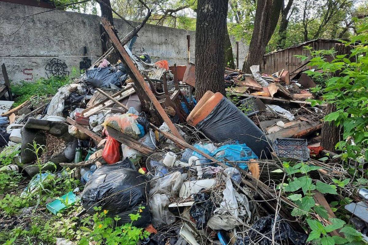 В Благовещенске за год ликвидировали 98 несанкционированных свалок   А насчитали 100. С незаконных точек скопления отходов вывезли три тысячи тонн мусора. Шесть свалок пока находятся в работе.   За складирование хлама в непредусмотренных для этого местах предусмотрена ответственность. Так, физические лица заплатят штраф от 40 тысяч до 50 тысяч рублей, должностные — от 60 тысяч до 80 тысяч рублей, а юридические — от 100 тысяч до 120 тысяч рублей.     Если вы увидели «мусорщиков», направьте фото- или видеоматериалы с указанием даты, времени и госномера автомобиля в региональное министерство природных ресурсов по электронной почте: mail .amurobl.ru.