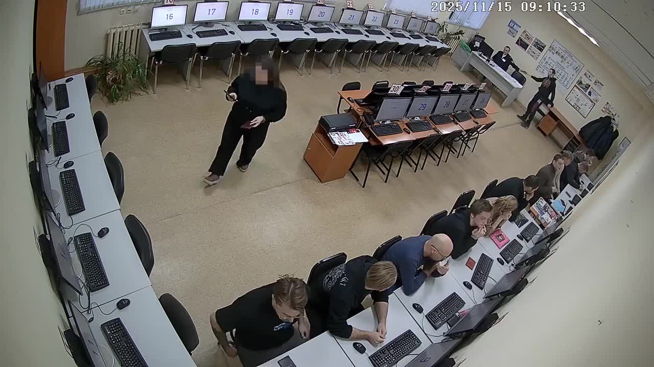 Жительницу Омска отстранили от экзамена на права за использование смарт-часов с наушником