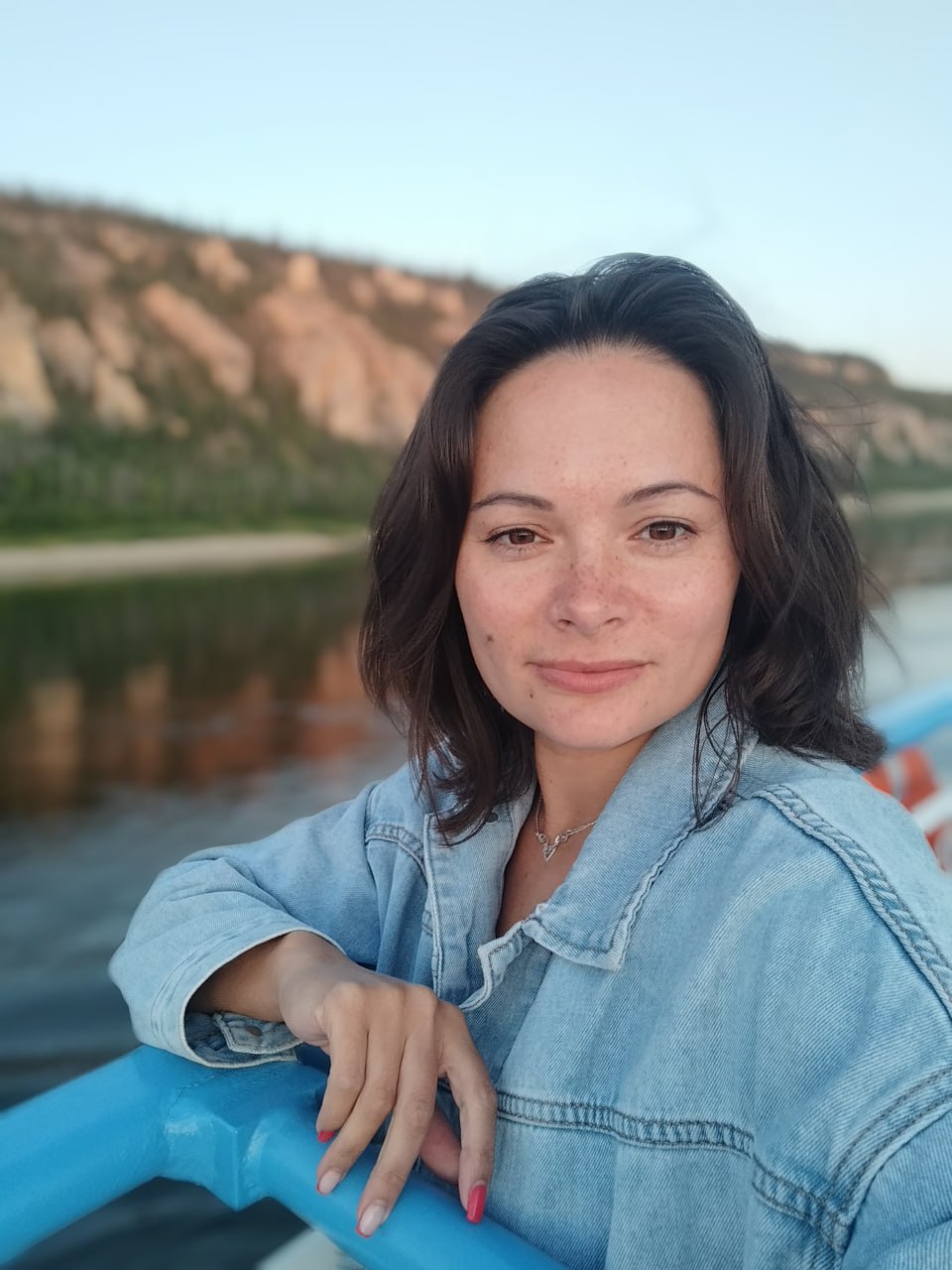 Сотрудники ФСБ задержали заместителя главы департамента общественных связей мэрии Екатеринбурга  На Дину Шведкину завели уголовное дело о мошенничестве в крупном размере, сообщили ЕАН в УФСБ.    Шведкину задержали в Челябинской области. По данным следствия, она заключила госконтракт на строительство информационного центра на туристическом маршруте Косотур по искусственно завышенной стоимости. С ноября 2023 года по июль 2025 года женщина, используя преступную схему, похитила как минимум 700 тысяч рублей – это только по одному эпизоду.   Деньги на строительство были выделены правительством Челябинской области в рамках реализации национального проекта «Туризм и индустрия гостеприимства».     Подпишись на «КП - Екатеринбург»