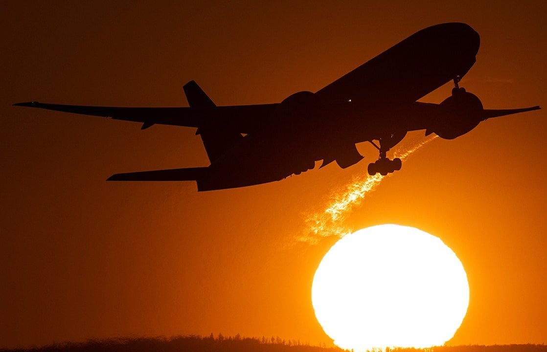 Аэропорт Казани временно не принимает и не отправляет рейсы с 13:00 мск, сообщили в Росавиации. Ограничения ввели для безопасности полетов.