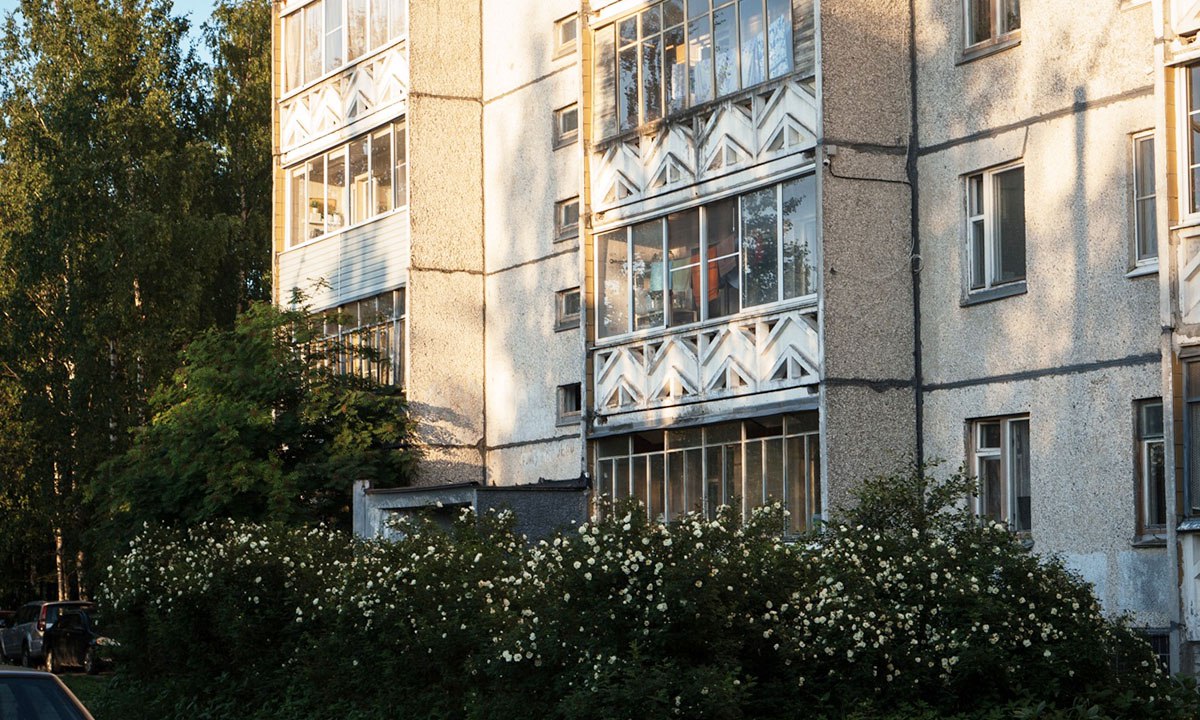 #Петрозаводск #вода «Времени было достаточно». В том, что жителям Петрозаводска не вернули горячую воду, будет разбираться прокуратура. В назначенный день горячая вода вернулась далеко не во все дома города и люди негодуют. При этом причины, по которым горожане вынуждены мыться в холодной воде, везде разные. Где-то затянулось подключение: ЕДДС города считает, что на эту процедуру может понадобиться до трех дней. Где-то произошли аварии. А где-то просто занижены параметры горячей воды: настолько, что под видом горячей подается абсолютно холодная вода. «ПКС-Тепловые сети» сообщает, что на магистральном трубопроводе, который питает Кукковку, произошли повреждения. Есть авария и в Первомайском районе. Однако об отсутствии горячей воды пишут жители разных районов, не только Первомайского и Кукковки. - Жалобы жителей полностью разделяю. Срыв графика отключения воды недопустим! Обратились в прокуратуру и Госкомитет Карелии по жилнадзору для проведения проверки ресурсоснабжающих организаций. Для возвращения горячей воды времени у них было достаточно, – грозно заявила мэр Петрозаводска Инна Колыхматова.