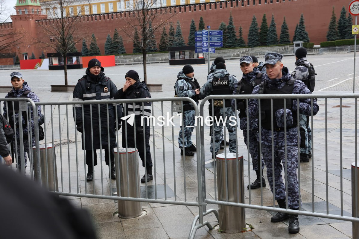 Красную и Манежную площади перекрыли вокруг стоят заборы и дежурит полиция с ОМОНом Помимо этого перекрыли и Москворецкий мост но только для автомобилей Также ограничения в центре города связаны с подготовкой к годовщине парада 1941 года 7 ноября власти откроют на Красной площади музей под открытым небом Город живых историй который будет работать в течение трех дней