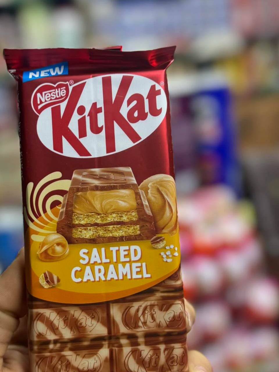 В Россию продолжают завозить редкий KitKat, на этот раз в магазинах заметили вафельно-шоколадные плитки. Доступно три вкуса: солёная карамель, двойной шоколад и лесной орех. договорнячок уже заработал, мы просто не замечали