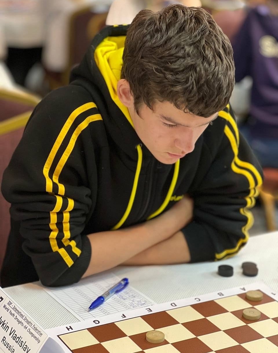 Орловский спортсмен Владислав Ивкин бронзовый призер первенства мира по шашкам Владислав продемонстрировал блестящую игру среди юношей до 17 лет Завершив классическую программу на 3 4 месте он уверенно выиграл дополнительный матч у своего соотечественника В этом году в составе сборной России на международных стартах помимо Ивкина Шахматно шашечную спортивную школу Орла представляли Илья Пашанин и Егор Соловьев Интересные новости здесь