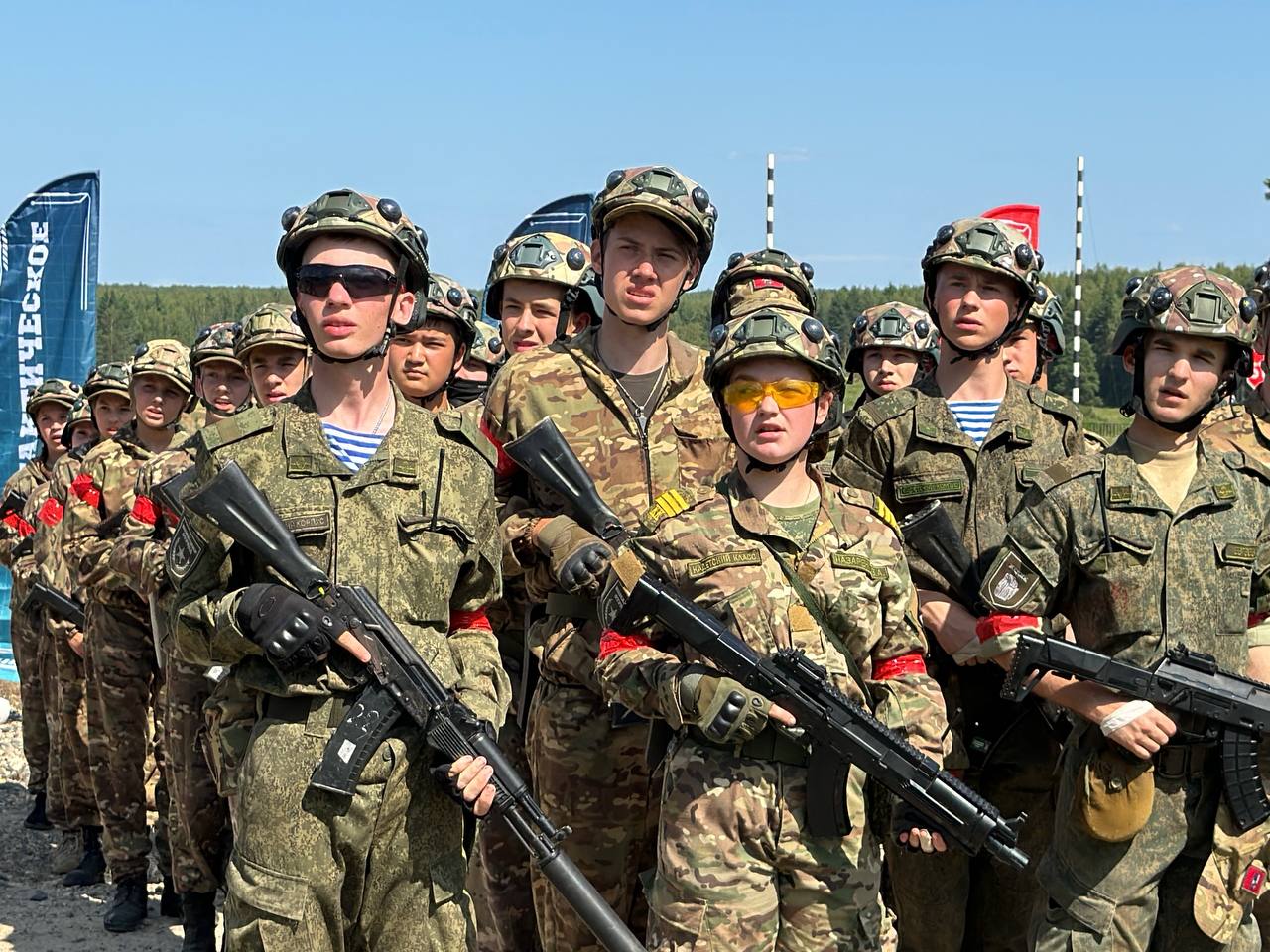 #КомандаСитникова Окружной этап «Зарницы 2.0» – впервые в Костромской области. Губернатор Сергей Ситников приехал на учебный полигон в Песочное, чтобы проверить условия, созданные для старшеклассников, пожелать им сил и яркой победы в финале военно-спортивной игры. Участие в торжественном построении приняли начальник главного штаба движения «ЮНАРМИЯ» Владислав Головин и зампредседателя правления «Движения первых» Ксения Янова. В окружном этапе принимают участие 18 команд из всех регионов ЦФО. Эти ребята – победители областных финалов, все они примут участие во всероссийском этапе, который состоится в Волгограде. В ходе сборов им, как и настоящим боевым подразделениям, предстоит пройти боевое слаживание, отработать навыки работы в составе отрядов и взводов. Роли распределены – командиры, штурмовики, медики, операторы управления беспилотниками, политруки, саперы и военкоры. «Сегодня здесь находятся ребята, которые уже самым лучшим образом проявили себя в военно-патриотической и спортивной подготовке. Я убежден, что эти занятия откроют вам дорогу в будущее. Кто-то выберет профессию военного или будет проходить срочную службу. Но, уверяю, эти навыки и добрые товарищеские чувства командной работы, которые формируются в ходе игры, еще многие годы и десятилетия будут помогать вам в большой жизни. Желаю вам твердости, мужества и боевого успеха», – отметил Сергей Ситников. Глава региона пообщался с участниками игры, поинтересовался, как они разместились и хорошо ли организован досуг. Для команд подготовлена насыщенная культурная программа. Дети познакомятся с достопримечательностями Костромы, посетят Военную академию РХБ защиты, побывают на фестивале патриотической песни. #КостромскаяОбласть