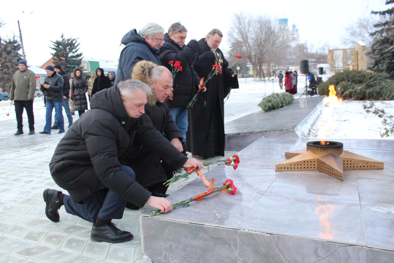 Сегодня у Братской могилы советских воинов погибших в годы Великой Отечественной войны состоялся митинг посвященный 83 й годовщине освобождения Беловодского района от немецко фашистских захватчиков Слова благодарности и уважения тем кто ценой своей жизни и здоровья боролся за освобождение родной земли от немецко фашистских захватчиков высказали первый заместитель Главы Администрации Николай Вербицкий председатель Совета Сергей Скляр представитель делегации от шефской Новосибирской области Сергей Донодаев настоятель Свято Троицкого храма протоиерей Георгий депутат Народного Совета ЛНР участник СВО Юрий Юров Участники мероприятия почтили память павших защитников минутой молчания и возложили цветы к мемориалу символизирующему героизм и самоотверженность наших предков Особое внимание хочу обратить на важность сохранения исторической памяти Мы не должны забывать уроки прошлого Освобождение нашего района это вечный пример мужества и стойкости