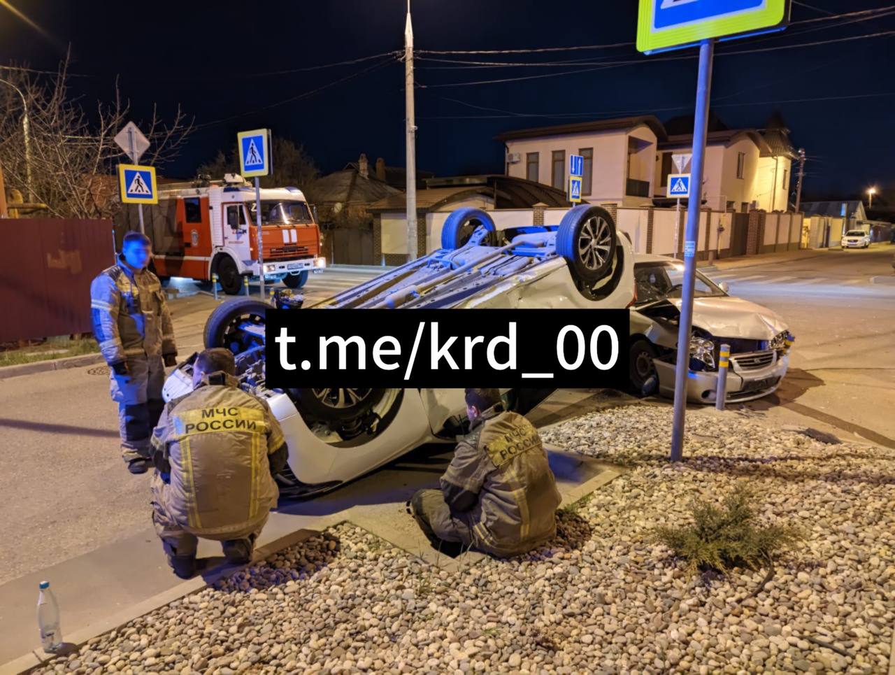 Автомобиль такси перевернулся сегодня вечером на перекрестке Алма-Атинской и Смоленской.  Информации о состоянии водителя и возможных пассажиров нет.   _____________________________ Есть интересная новость?   Присылайте нам     Краснодар Сегодня    ПРИСЛАТЬ НОВОСТЬ