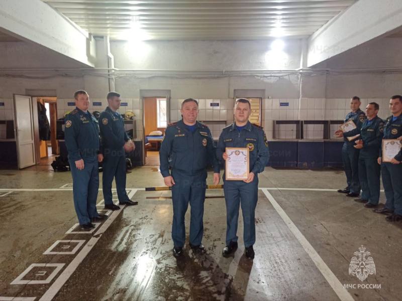 19 сентября в жилом доме Воронежа случился пожар Оперативно на вызов прибыли команды 11 и 24 пожарно спасательных частей Благодаря слаженной работе и профессионализму огнеборцев была проведена эвакуация жильцов включая тех кто находился в квартирах сильно задымлённых и со сложными условиями для выхода Об этом сообщили в МЧС Воронежской области Руководство Главного управления МЧС России по Воронежской области отметило выдающиеся заслуги спасателей и вручило им грамоты за проявленное мужество и профессионализм