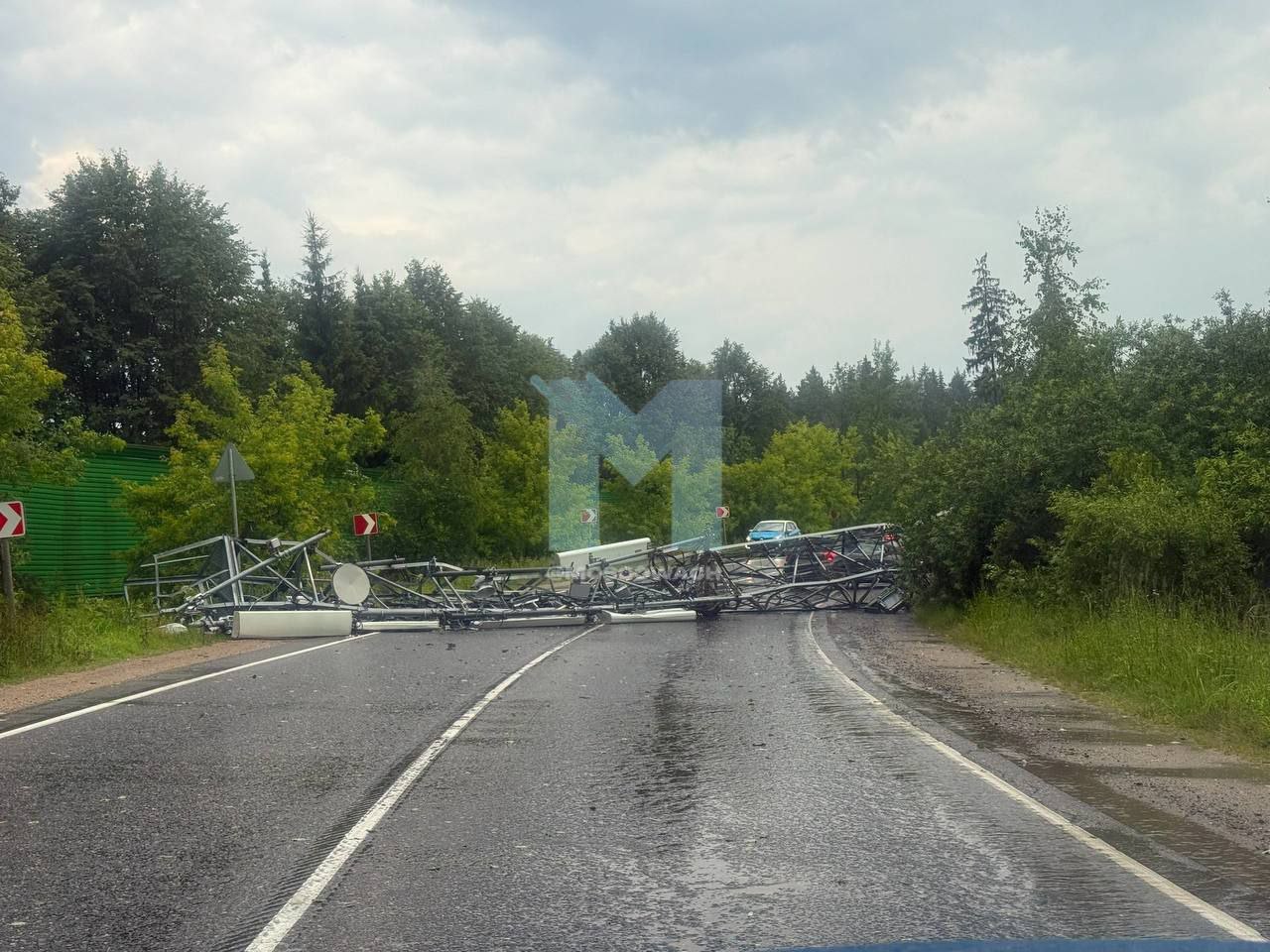 В Истринском районе у деревни Сокольники на дорогу упала вышка сотовой связи. Дорога перекрыта.
