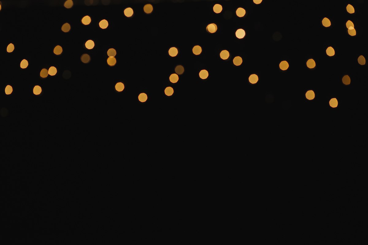 Россиян предупредили о вреде гирлянд для глаз Как новогодняя иллюминация вызывает усталость и мигрень Офтальмолог Сулейманова предупреждает мигающие гирлянды и LED подсветка которыми мы украшаем дома под Новый год утомляют зрение сильнее чем кажется За праздничным мерцанием могут скрываться головная боль сухость в глазах и даже приступ мигрени Как правильно создать уютную и безопасную атмосферу чтобы праздник не обернулся визитом к врачу   clck ru 3Qwp8q