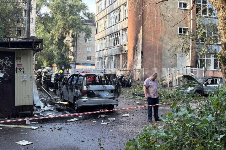 Спрос на страховки от падения дронов взлетел Теперь страховщики включают такие риски в имущественные полисы или предлагают отдельно В приграничных регионах запросы на страхование исчисляются сотнями тысяч Сейчас каждый четвертый полис страхования имущества физлиц заключается с этим риском а раньше защитой от терактов интересовались лишь в редких случаях приводит Коммерсантъ слова вице президента РЕСО Гарантии Игоря Иванова Полисы покрывают ущерб от упавших БПЛА но на повреждения в результате терактов стандартная страховка не распространяется предупреждают эксперты Подпишитесь на Абзац Добавьте Абзац в ленту Дзена