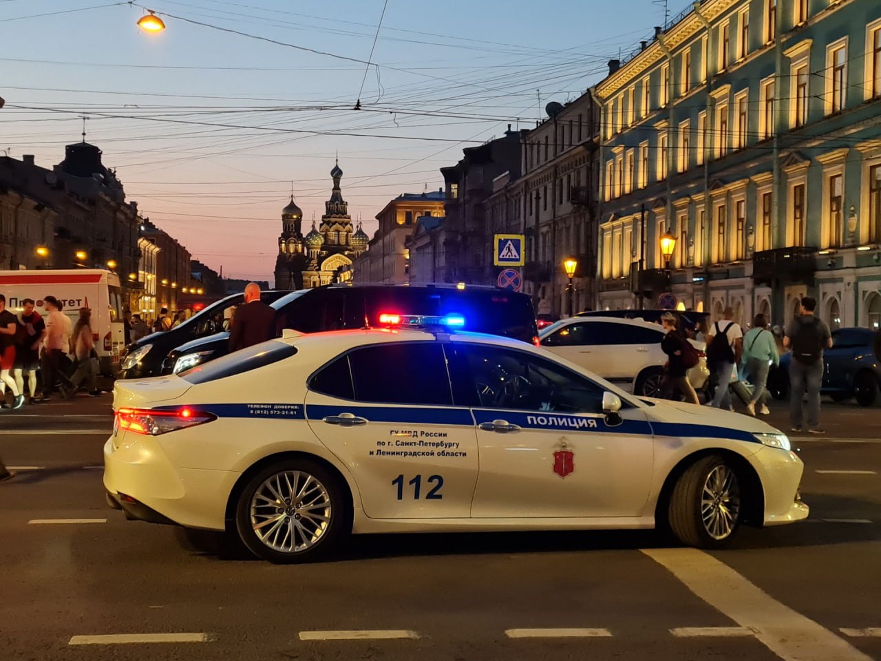 Экстренные службы проверяют информацию о взрыве в здании почты в Санкт Петербурге По данным СМИ мужчина отправил пять посылок на разные адреса себе же в Татарстан Коробки были очень тяжелые внутри было что то железное Предварительно в посылке сработало СВУ масштаб разрушений неизвестен о пострадавших данных нет сотрудники МЧС эвакуируют здание сообщают СМИ