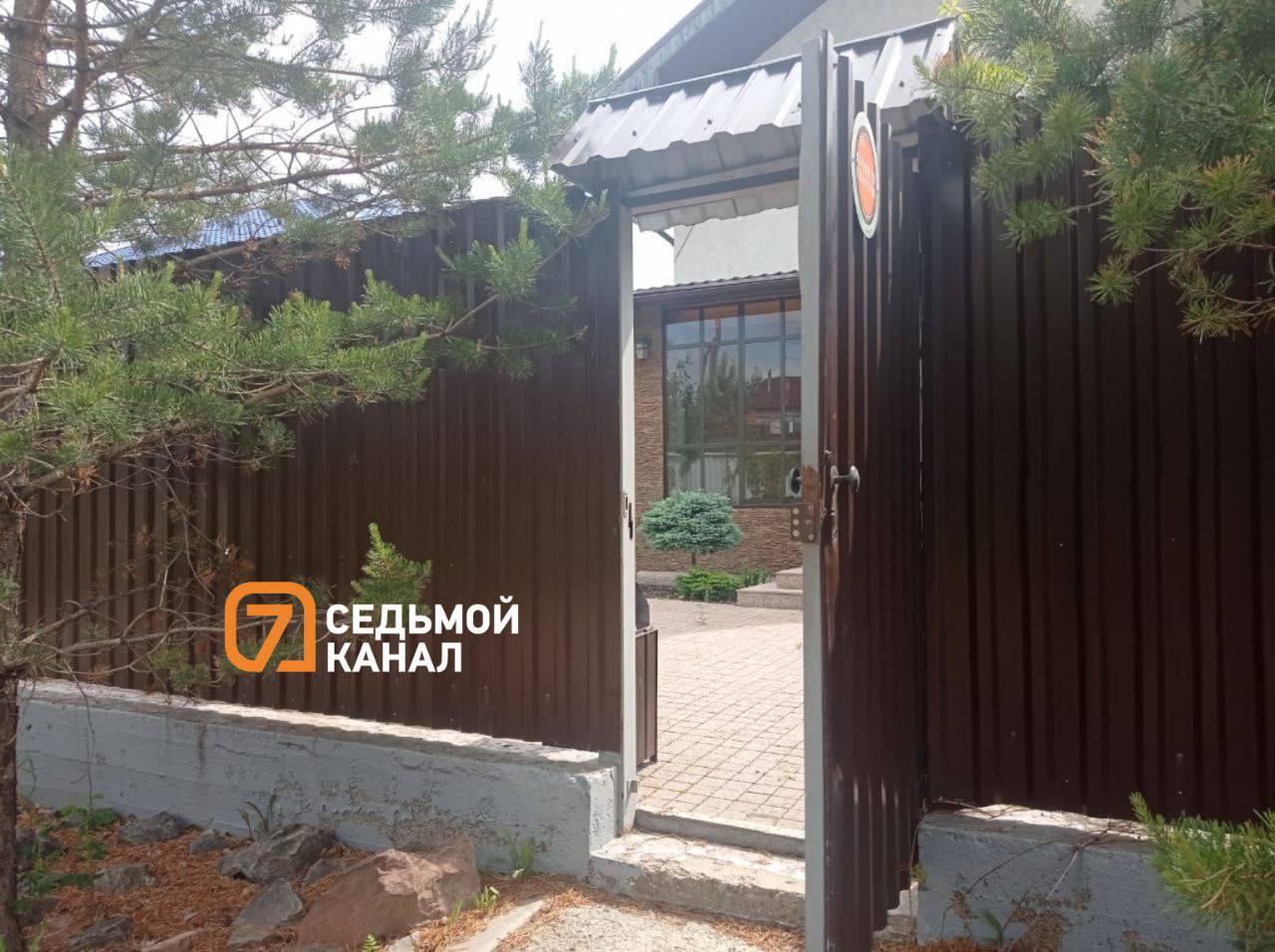 Обыски проходят в доме Владислава Логинова, сообщает «7 канал» Журналист канала, приехавший к коттеджу мэра, заявляет, что калитка у дома открыта. За забором работают люди в перчатках. На камеру общаться они отказались, но факт обысков подтвердили. Это Борус