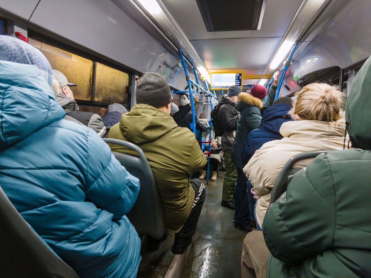 В Челябинске перевозчиков начали штрафовать за холод в общественном транспорте gubernia74 ru articles news 1137493 В южноуральской столице начались проверки соблюдения температурного режима в общественном транспорте По данным областного государственного казенного учреждения Организатор перевозок Челябинской области в большинстве автобусов троллейбусов и трамваев температура воздуха оказалась ниже установленной нормы t me chgub