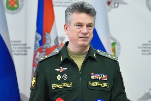 Завершено следствие по делу бывшего начальника главного управления кадров Минобороны РФ генерал-лейтенанта Минобороны Юрия Кузнецова о взяточничестве. По версии следствия, Кузнецов за вознаграждение способствовал заключению государственных контрактов между Краснодарским высшим военным училищем КВВУ и Мартиросяном на оказание гостиничных услуг на сумму свыше 372 млн рублей. Обвиняемые и их защитники приступили к ознакомлению с материалами дела, которое насчитывает более 40 томов. Кузнецов был задержан 14 мая 2024 года. При обыске в его доме обнаружены около 100 млн рублей наличными, золотые монеты и предметы роскоши. Кузнецову предъявлено обвинение в получении взятки в особо крупном размере, Мартиросяну — в ее даче. Им грозит до 15 лет лишения свободы.