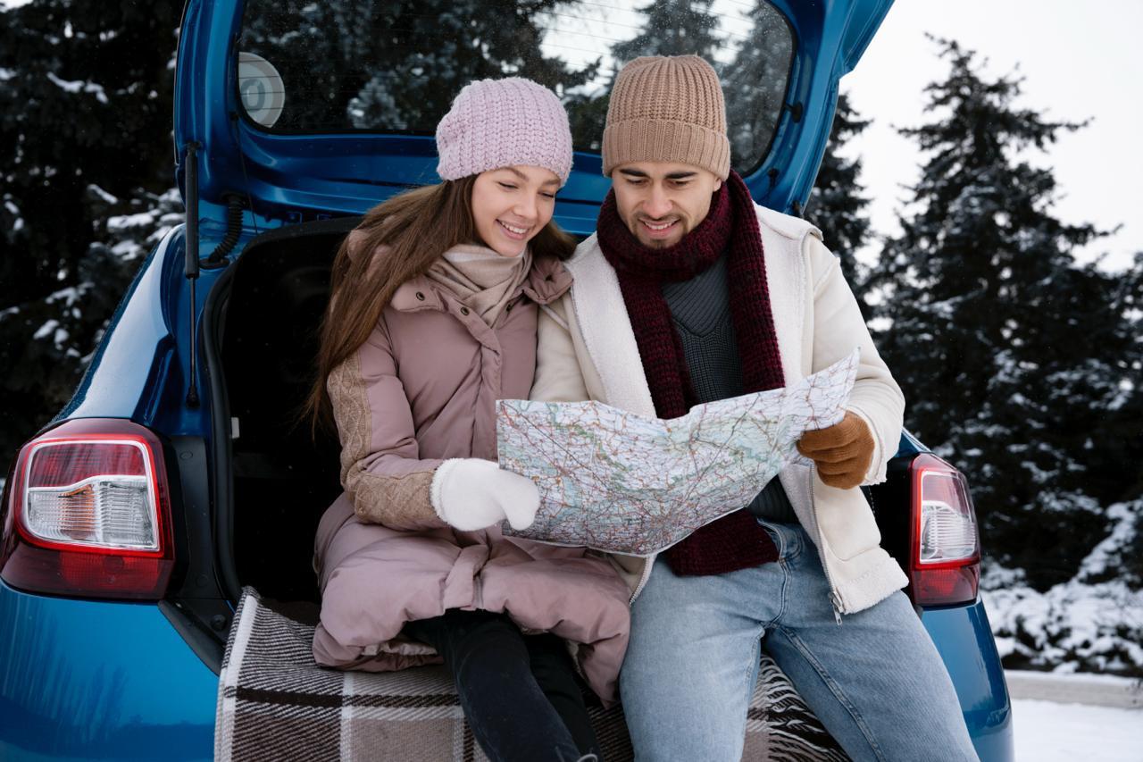 Половина россиян планирует путешествие на новогодние праздники исследование Авито Путешествий и Авито Рекламы По данным опроса Авито Путешествий и Авито Рекламы 51 жителей России собираются в поездку на январские праздники а средний бюджет 55 тыс рублей на человека Самые востребованные форматы отдыха поездки к родственникам 54 загородные дома и дачи 38 санатории и спа 25 Каждый шестой выбирает горнолыжные курорты Для тех кто ещё не определился с маршрутом ключевым фактором остаётся бюджет 56 На погоду смотрят 41 на стоимость и наличие билетов 39 О выгодных предложениях для поездок чаще всего узнают от друзей и знакомых 44 но сильнее всего растёт влияние digital каналов 28 получают информацию благодаря рекламе на сайтах объявлений и маркетплейсах больше чем через ТВ или видеоплатформы Наша задача помочь брендам вовремя встретиться с заинтересованными в путешествии пользователями За счет технологий Авито пользователи площадки видят подходящие варианты а бизнес получает мотивированный к сделке трафик отметил Яков Пейсахзон директор Авито Рекламы По данным Авито Путешествий бронирований на праздничные даты стало больше квартир на 17 5 загородных объектов на 57 год к году Лидеры по бронированию квартир Московская и Ленинградская области Краснодарский край Татарстан Ставрополье В загородном сегменте чаще всего выбирали Карелию Карачаево Черкесию Краснодарский край Ярославскую область и Адыгею Люди стремятся сменить обстановку провести время с близкими или друзьями набраться сил Современные путешественники выбирают всё от активного отдыха на горнолыжных курортах до прогулок по старинным городам комментирует Владислава Сакина коммерческий директор Авито Путешествий Новости АвитоПутешествия АвитоРеклама
