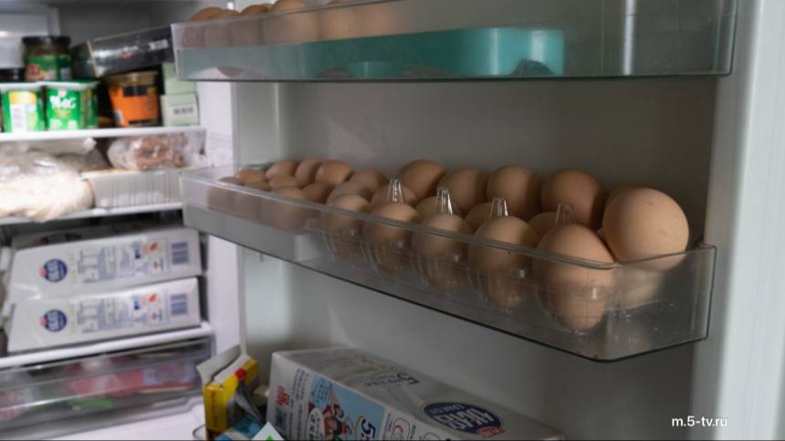 Роспотребнадзор предостерегает хранение яиц и молока в дверце холодильника ускоряет их порчу Дело в том что дверца является наиболее тёплым и подверженным температурным колебаниям местом что создаёт благоприятные условия для размножения бактерий Эксперты рекомендуют размещать яйца и молочные продукты на средней полке где температура стабильнее и оптимальна для длительного хранения На верхних и средних полках удобно расположить готовые блюда сыры колбасы и другие продукты не нуждающиеся в тепловой обработке Немытые овощи и зелень желательно изолировать от приготовленной пищи используя специальные контейнеры или пакеты Нижнюю полку специалисты советуют использовать как карантинную зону для сырого мяса рыбы птицы и фарша чтобы предотвратить распространение микроорганизмов на остальные продукты Читайте нас в MAX Подписаться на канал