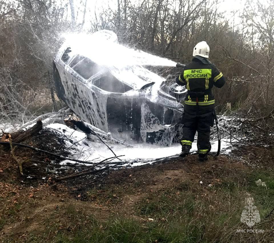 В Крыму машина улетела в кювет и загорелась   По информации ГУ МЧС России по РК, инцидент произошёл в селе Полтавка Красногвардейского района. Спасатели оперативно прибыли на место аварии и потушили пожар на 7 квадратных метрах. О пострадавших не сообщается.  Видео и фото: ГУ МЧС России по Крыму  Крым 24