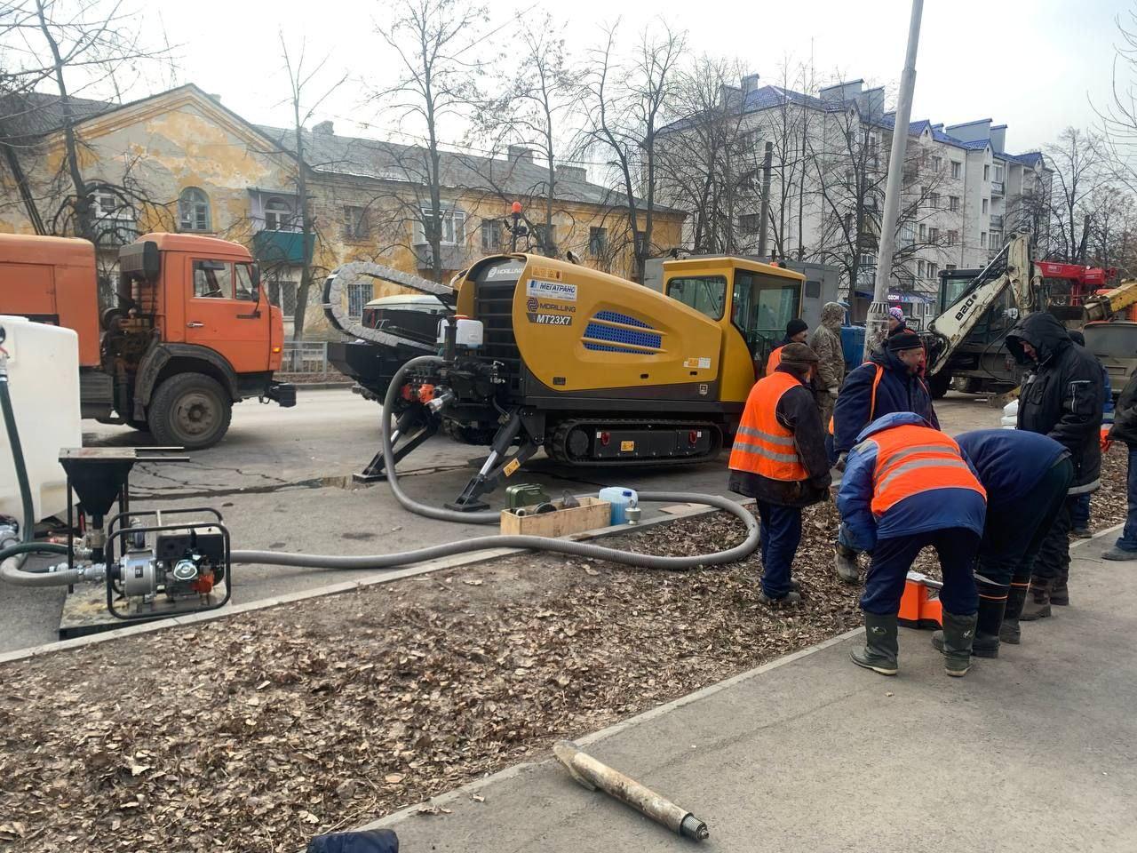 Новые трубы для обеспечения водоснабжения жителей улицы Державина и пер. Расковой   ‍ Наши специалисты приступили к выполнению комплекса мероприятий по обновлению сетей водоснабжения  по ул. Державина. Работы осуществляются в рамках плана по повышению устойчивости системы водоснабжения города.  Сегодня начаты работы по укладке трубопроводов  диаметром 110 мм на ул. Державина. Планируется обновить участок, протяженностью более 180 метров.  Отметим, что работа выполняется с помощью новой установки горизонтально направленного бурения, благодаря которой сводятся к минимуму неудобства жителей, связанные с проведением земляных работ.  Новый трубопровод изготовлен из современных материалов, исключающих коррозию, что значительно повысит надёжность подачи ресурса жителям многоквартирных домов по улице Державина и пер. Расковой.