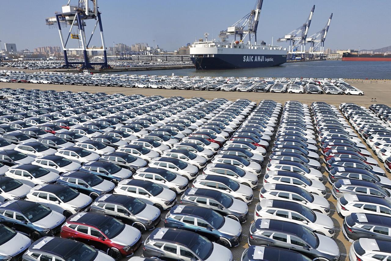 Китайский автопром много лет отчитывается о фиктивных продажах. Китайскую статистику невозможно заподозрить в честности. Аналитики знают, что проще ориентироваться на косвенные показатели расход электроэнергии, количество рейсов, запросы в локальных поисковых системах . Reuters описал схему жульничества приписок в отчётах региональных властей о производстве автомобилей. Как работает схема Новые автомобили регистрируются как проданные сразу при сходе с конвейера, чтобы затем незамедлительно под видом «б/у авто с нулевым пробегом» быть отправленными на экспорт в страны «второго мира» Россия, Центральная Азия и Ближний Восток . В результате Объемы выпуска задваиваются в официальной статистике продаж. Это результат почти четырехлетней ценовой войны, которая заставила компании отчаянно пытаться зафиксировать любые возможные продажи. Ту Ле, Sino Auto Insights Практика привлекла к себе внимание после майского заявления Вэй Цзяньцзюня, главы GWM. Экспорт и продажа «поддельных подержанных автомобилей» официально осуждены официальными властями, но активно поощряются китайскими региональными правительствами. Никто из местных органов власти не ответил на запрос Reuters о комментариях. Госсовет КНР и министерство торговли тоже молчат. Министерство иностранных дел переадресовало запросы в «ответственный департамент». Автовоз