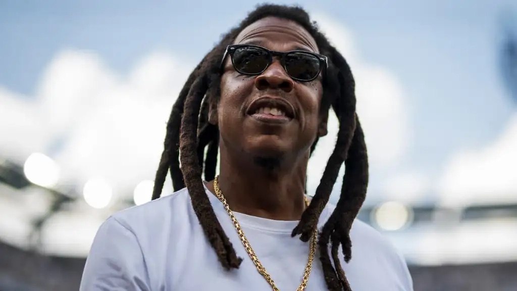Рэпер Jay Z признан самым богатым музыкантом в мире по версии Forbes Его состояние достигло 2 6 млрд что более чем на миллиард превышает показатель ближайшей преследовательницы Тейлор Свифт