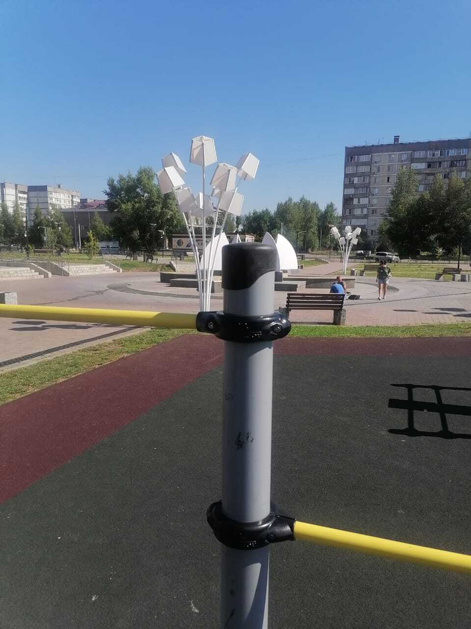 В парке Прибрежном провели ремонт спортплощадки, пострадавшей от рук вандалов   - На качалке-балансире заменили балку с ручками-держателями, в беседке отремонтировали скамью. Обновили заглушки труб на уличных тренажёрах: на наклонном для спины, верхней тяге, гребном, шаговом, тяге к груди, а также на шведской стенке и доске для пресса. На скамье для укрепления рук установили новую рукоять, - рассказали в администрации города.   Также в парке демонтировали устаревший тренажёр «двойные лыжи». Кроме этого, заменили сетки на баскетбольных кольцах, футбольных воротах и волейбольной площадке, а на спортивных зонах обновили 10 секций ограждения.  - Обновления направлены на создание комфортных условий для отдыха и занятий спортом. Уважаемые бийчане! Призываем вас бережно относиться к спортивному оборудованию, - обратились к горожанам представители администрации.   Напомним, 9 августа в парке пройдет городская праздничная программа, посвященная Дню физкультурника.