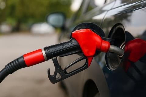 Исследование россияне стали чаще оплачивать бензин не выходя из автомобиля Количество онлайн расчётов осенью выросло на 45 по сравнению с прошлым годом Стабильный рост также показывает онлайн оплата интернет провайдеров и парковок 18 за год Данные исследования сервиса ЮКаssa есть в распоряжении РИА Новости Россияне массового переносят в онлайн то что ещё недавно требовало личного присутствия или наличных денег отмечают эксперты Подписаться на Говорит Москва Telegram VK MAX