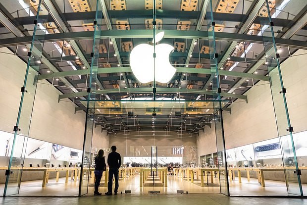 ГАДЖЕТЫ APPLE ОКАЗАЛАСЬ ЗАВИСИМОЙ ОТ КИТАЯ Количество поставляемых из Китая в США iPhone все еще исчисляется миллионами Об этом сообщается со ссылкой на аналитическое агентство Jefferies Специалисты напомнили что из за высоких американских пошлин на ввоз товаров из Китая Apple частично перенесла производство смартфонов в Индию Отмечалось что IT гигант хотел производить все iPhone для рынка США в этом регионе Однако аналитики Jefferies выяснили что план Apple в ближайшее время не осуществится и она остается все еще зависимой от Китая В материале говорится что в 2026 финансовом году который начинается в октябре корпорация собирается поставить в США около 9 миллионов произведенных в Китае iPhone Аналитики заметили что компания не смогла достаточно заместить китайские смартфоны продукцией из Индии Таким образом когда пошлины президента Дональда Трампа на импорт из Китая вступят в силу компания Тима Кука окажется в уязвимом положении ФОТО View Apart Shutterstock Fotodom аврорамедиа гаджеты Telegram экосистема АВРОРА МЕДИА МЕДИА НОВОСТИ РЕГИОН ЛАЙФ СПОРТ ГЕРЛЗ ХАЙТЕК ПЕРСОНЫ ИНСАЙД КРИМИНАЛ МОЛОДОСТЬ LIVE АВРОРА МЕДИА YOUTUBE RUTUBE