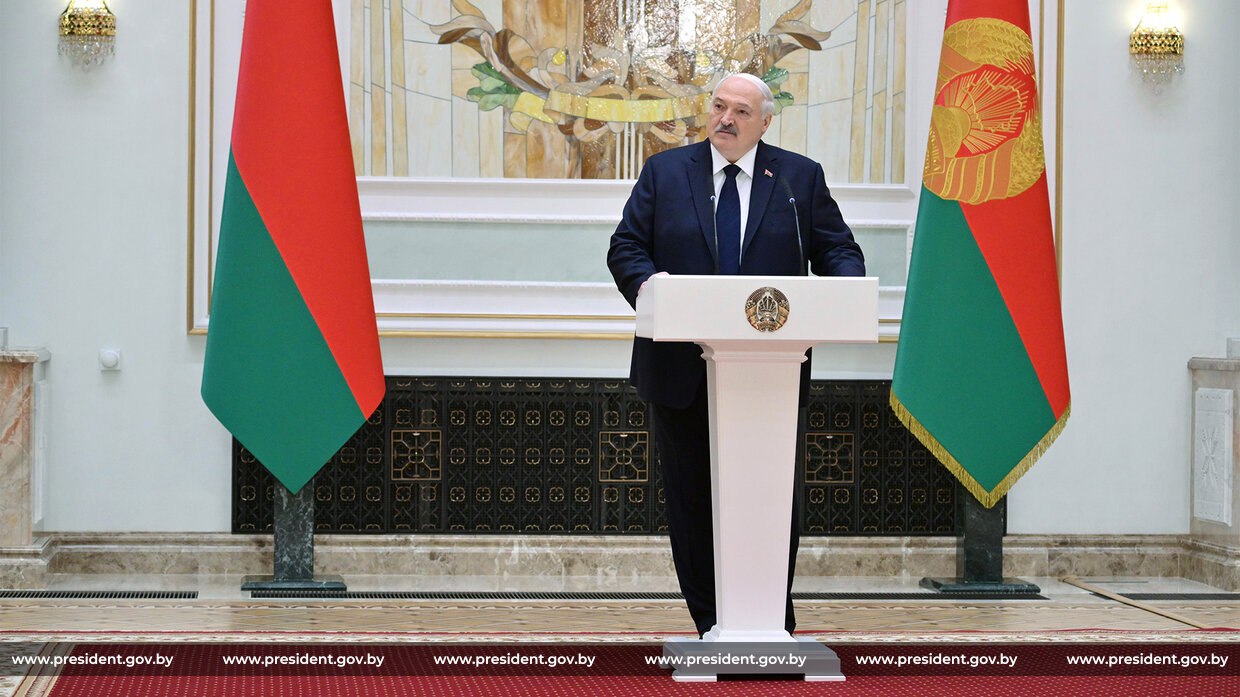 Александр Лукашенко поручил впредь оценивать работу аграриев взяв за основу результаты 2025 года Глава государства отметил что обычно работу в текущем году принято оценивать по показателям предыдущего Я в своей жизни не могу припомнить такого сложного и напряженного периода который был в этом году в отношении сельского хозяйства и перерабатывающей промышленности Год был очень тяжелым И что В этом году несмотря на мою требовательность и придирчивость такую крестьянскую я не просто заметил мы это видим все что вы сработали гораздо лучше чем в прежние годы Гораздо лучше несмотря на то что происходило вокруг сказал Александр Лукашенко Беларусь по итогам 2025 года рассчитывает получить рекордные более 9 млрд от экспорта продовольствия и сельхозсырья Подписаться на канал