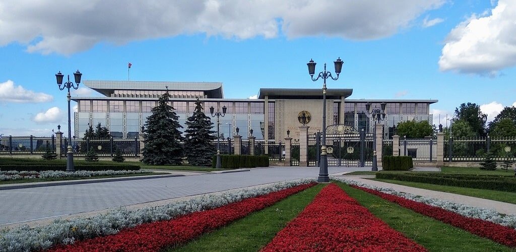 Александр Лукашенко: Беларусь переориентировала с западного и украинского направлений экспортные потоки на 14 миллиардов долларов "Поставленная задача переориентировать в дружественные государства экспортные потоки на сумму $14 млрд, "выпавшие" с западного и украинского направлений, в целом выполняется. По итогам 2024 года удалось нарастить объем экспорта отечественных товаров и услуг почти до $50 млрд", — сказал Президент. "Правда в том, что мы производим нужную людям продукцию достаточного качества по справедливой цене, а потому спрос на нее будет всегда. Но от нас требуется тактическая гибкость, постоянная актуализация нашей внешнеторговой политики", — добавил Глава государства. TrueBY news
