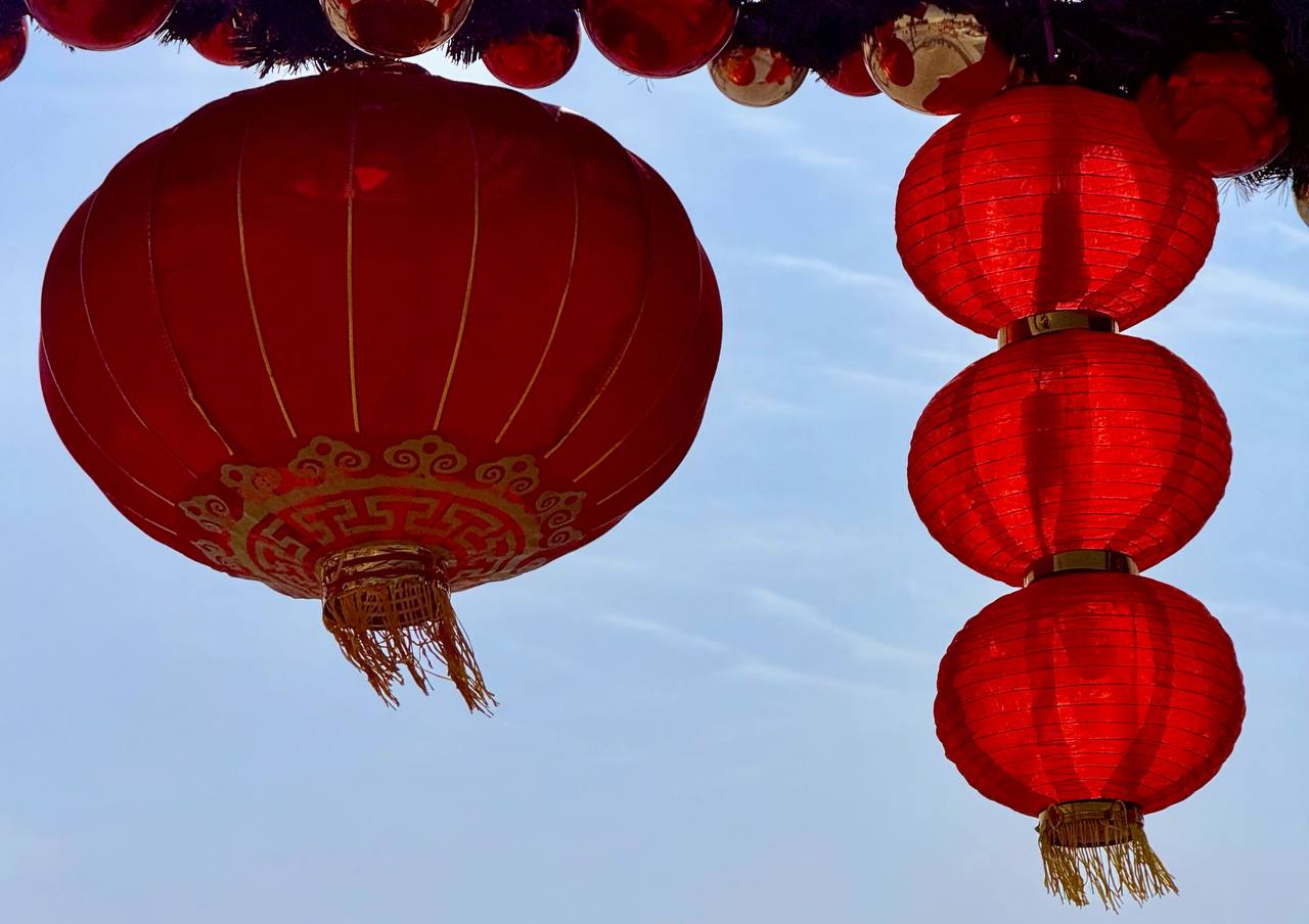 Ради китайского Нового года в Благовещенске снизят разрешенную скорость движения транспортных средств 14 февраля на участке улицы Ленина от Пионерской до Шимановского автомобилям разрешат разгоняться только до 20 километров в час Ограничение будет действовать с 15 00 до 20 30 Кроме того в это же время на отрезке между 50 лет Октября и Островского будет запрещена стоянка автомобилей ampravda