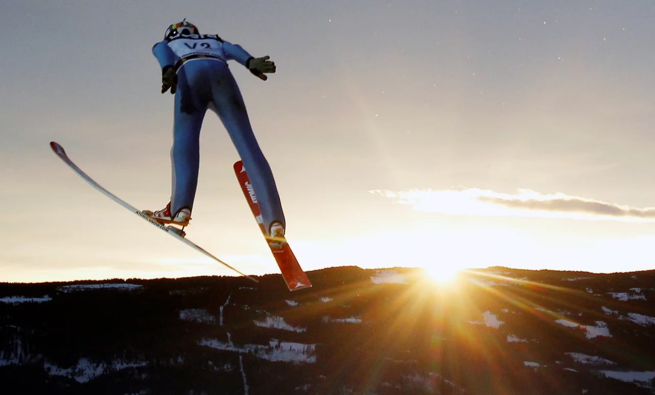 Прыгуны с трамплина могли увеличивать пенисы ради повышения дальности полета WADA проверит эту информацию заявил глава агентства Витольд Банька В январе германский таблоид Bild писал что некоторые прыгуны вводили себе в пенис гиалуроновую кислоту перед тем как их замеряли для подбора специальных соревновательных костюмов Каждый лишний сантиметр костюма имеет значение Если площадь поверхности вашего костюма всего на 5 больше вы полетите дальше отметил директор по соревнованиям в прыжках с трамплина среди мужчин FIS Сандро Пертиле При этом директор по коммуникациям FIS Бруно Сасси заявил BBC что нет никаких признаков а тем более доказательств что кто либо когда то использовал инъекции гиалуроновой кислоты для получения конкурентного преимущества Bob Strong Reuters Подписывайтесь на Ъ в Telegram в MAX Оставляйте бусты