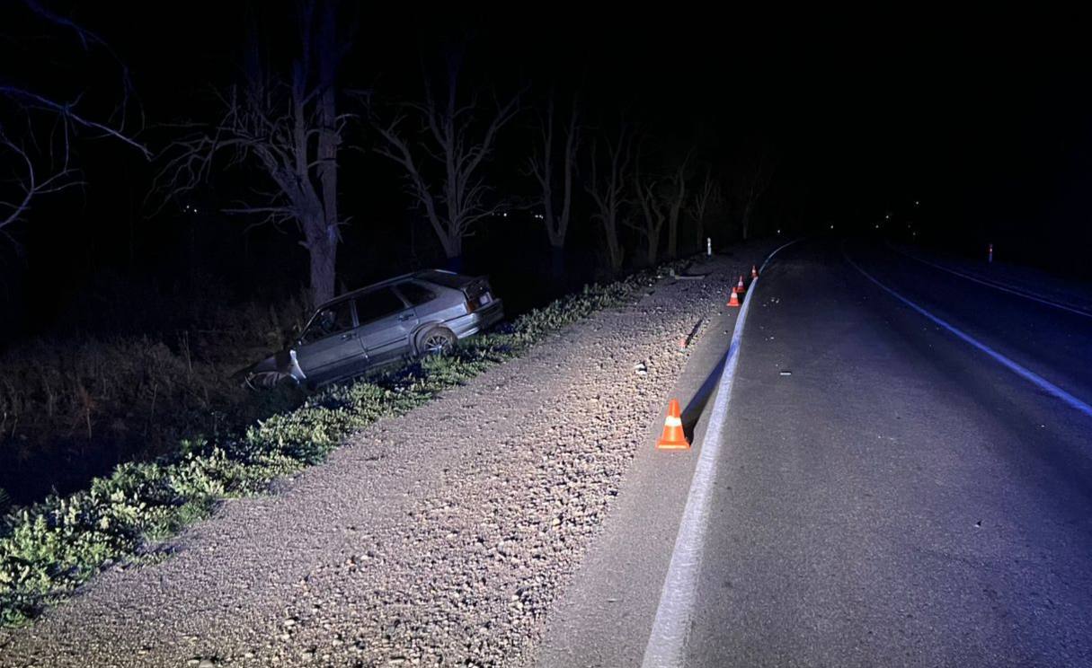 В Буденновском округе в результате съезда с дороги пострадали 3 человека По предварительным данным, 19 июня примерно в 20 часов 15 минут на 0 километре автодороги «Буденновск-Арзгир», водитель автомобиля «Лада-2114» допустил съезд с дороги на правую обочину с последующим съездом в кювет. В результате автоаварии пострадали 3 человека: 32-летний водитель Лада и два его пассажира - 26-летняя девушка, и несовершеннолетний ребенок 7 лет. Стоит отметить, что несовершеннолетний был пристегнут ремнем безопасности. ⏺Установлено, что за рулем Лада находился 32-летний местный житель, который за последние два года 3 раза привлекался к административной ответственности за различные нарушения ПДД. Стаж вождения - 5 лет. В момент ДТП был трезв. По факту автоаварии проводится проверка. Детальные обстоятельства происшествия уточняются.