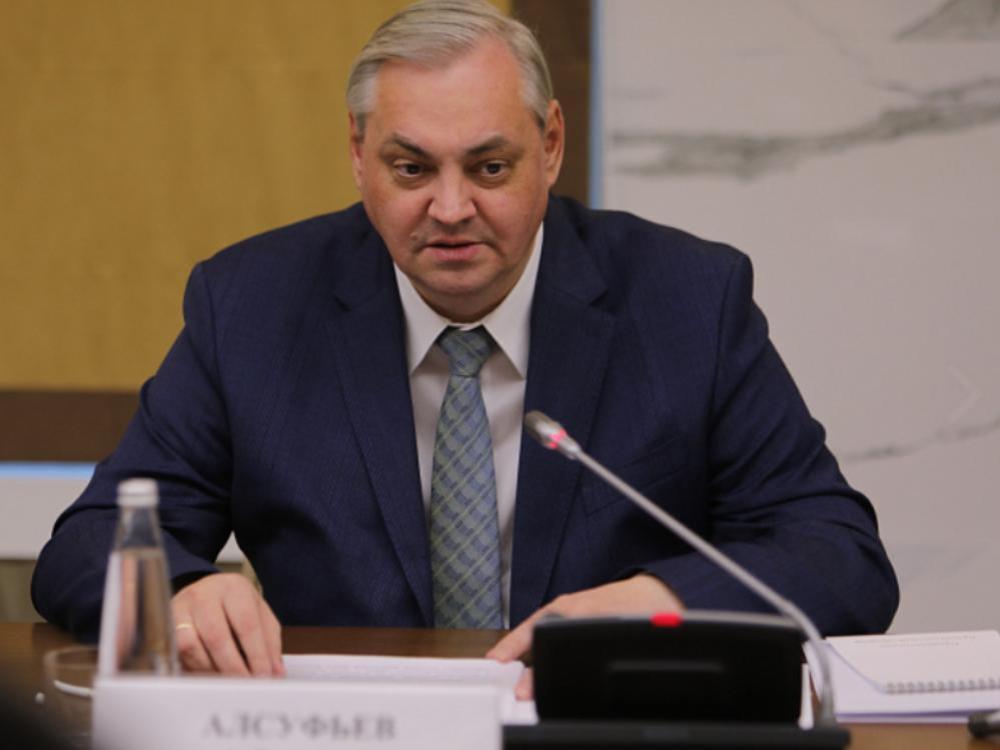 Депутаты Архоблсобрания проголосовали Алексей Алсуфьев снова стал премьером В Архангельске на сессии областного Собрания депутаты согласовали кандидатуру Алексея Алсуфьева председателя правительства Поморья Официально должность Алсуфьева звучит так первый заместитель губернатора Архангельской области председатель правительства Архангельской области Кандидатуру представлял губернатор Александр Цыбульский Итог голосования 46 за То есть единогласно Свою трудовую деятельность Алсуфьев начинал учеником слесаря инструментальщика потом стал сборщиком достройщиком судового цеха 40 производственного объединения Северное машиностроительное предприятие В конце 90 х работал мастером сборочных работ цеха 40 ФГУП Производственное объединение Северное машиностроительное предприятие В начале 2000 х стал начальником строительного района 10 ФГУП Производственное объединение Северное машиностроительное предприятие Потом поднялся до старшего мастера сборочных работ цеха 40 ФГУП Производственное объединение Северное машиностроительное предприятие С 2004 по 2007 год начальник цеха 40 ФГУП Производственное объединение Северное машиностроительное предприятие Потом Алсуфьев уже первый заместитель начальника производства продукции военно технического сотрудничества ОАО Производственное объединение Северное машиностроительное предприятие И вершина производственной цепочки главный инженер ОАО Производственное объединение Северное машиностроительное предприятие 17 марта 2017 года тогдашний губернатор Орлов назначил Алсуфьева заместителем губернатора Архангельской области по инфраструктурному развитию а затем и первым заместителем губернатора Архангельской области председателем правительства Архангельской области И вот второй срок на посту премьера Фото пресс служба правительства Архангельской области