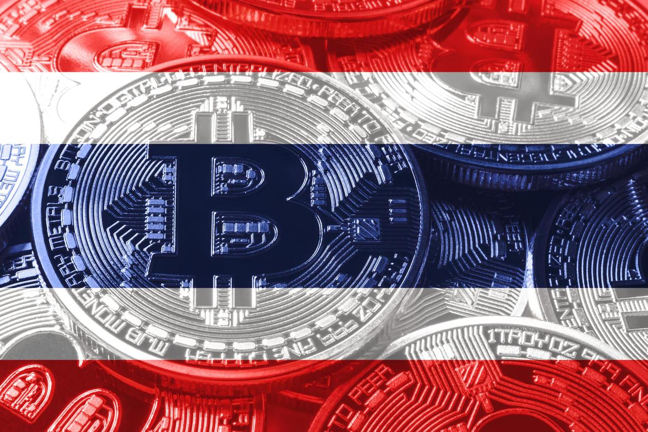 В Таиланде завтра, 18 августа, представят программу TouristDigiPay – для путешественников, желающих расплачиваться криптовалютой или менять ее на местные баты О том, как она будет работать, подробно должны рассказать на пресс-конференции с участием министра финансов, представителей минтуризма, Комиссии по ценным бумагам и биржам SEC и Управления по борьбе с отмыванием денег AMLO . Сейчас известно следующее: иностранцы-нерезиденты смогут обменивать цифровые активы на тайские баты и затем расплачиваться онлайн, а также через сканирование QR-кода; для этого потребуется открыть счета у лицензированного оператора по работе с цифровыми активами и у эмитента электронных денег, деятельность которых регулируется соответствующими госорганами; предусмотрены обязательная и строгая! идентификация личности KYC и проверка происхождения средств; Центробанк совместно с несколькими контрагентами разрабатывает под данную инициативу «туристический кошелек»; прямые расчеты криптовалютой в точках продаж не разрешаются – торговцам полагаются только баты; для продавцов и поставщиков услуг действуют лимиты – до 500 тыс. бат на торговых точках с терминалами и до 50 тыс. бат для мелких торгово-сервисных предприятий в месяц; снятие наличных не предусмотрено – вывести остаток можно при закрытии счетов. Идея разрешить на территории королевства хождение криптовалюты обсуждалась тайскими властями давно. Именно как шаг по стимулированию туризма. Пришло время ее реализации, но пока схема выглядит уж очень сложной. Для кратковременных поездок – и вовсе. Вряд ли большое количество прибывающих в Таиланд гостей захотят так сильно заморачиваться. - Подпишись!