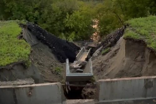 В Новосибирске из за сильных ливней произошел размыв грунта в пройме рек 1 я и 2 я Ельцовка возле остановки Северная Из за сильных осадков грунт размыт в двух местах Для предотвращения дальнейшего обрушения откоса насыпи коммунальщики выложили барьер из мешков До начала реконструкции участка рабочие также пытаются стабилизировать размыв от дальнейших разрушений Причины случившегося пока выясняют проводится экспертиза На место прибыл подрядчик который в прошлом году выполнял работы на обрушившемся участке