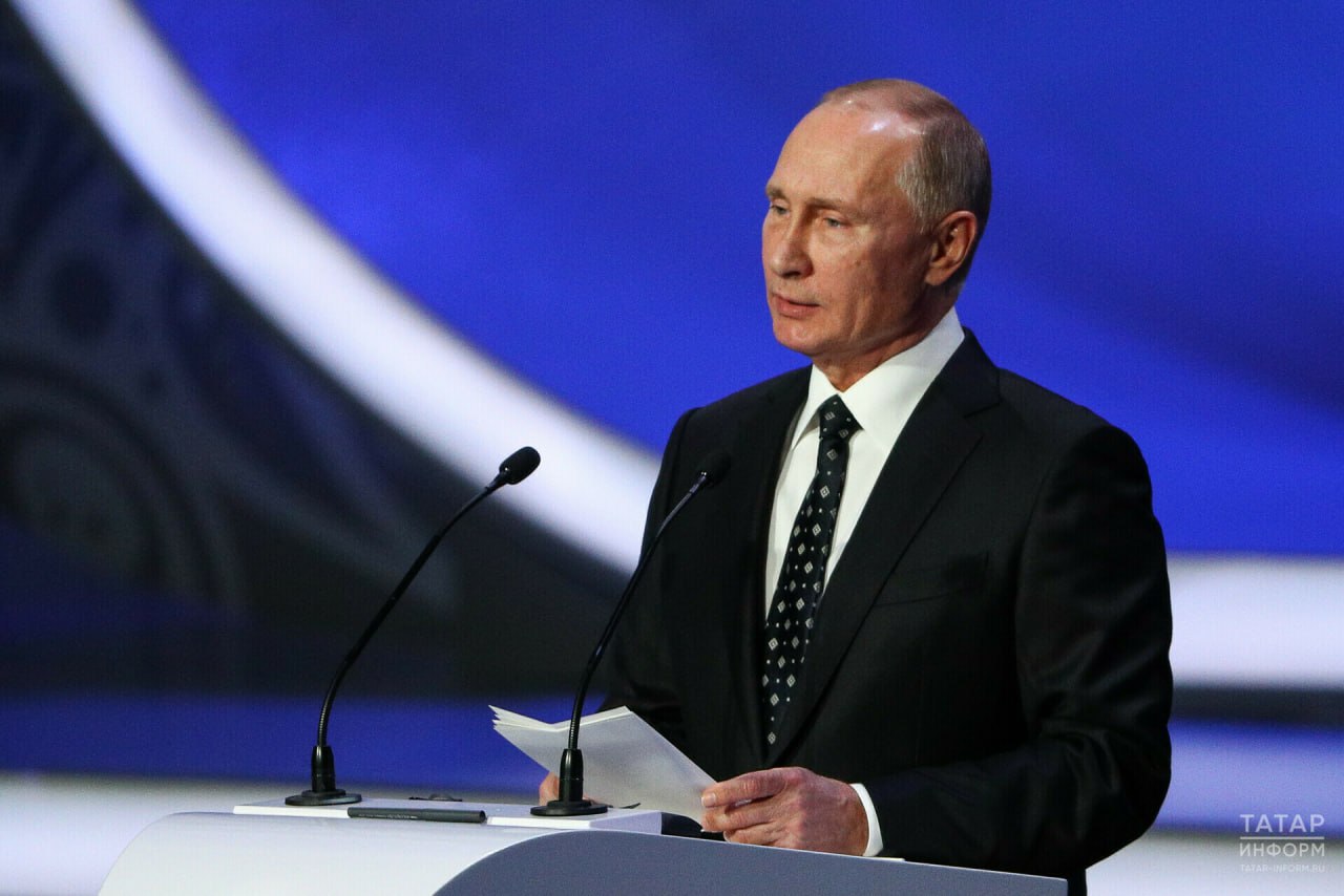 Путин История тюрков объединяет народы Президент России Владимир Путин в приветствии участникам международной конференции на Алтае которое зачитал помощник президента Владимир Мединский заявил что общая история тюркских народов является фундаментом для укрепления дружбы и взаимопонимания Приветствую вас на II Международной научно практической конференции Алтай прародина тюрков К истории зарождения тюркской цивилизации Отрадно что проведение ваших форумов становится доброй традицией и сегодня Республика Алтай вновь гостеприимно встречает ведущих учёных экспертов представителей органов власти из России и зарубежных стран говорится в приветствии президента Путин выразил уверенность что общие страницы истории и свершения предков должны способствовать развитию гуманитарного сотрудничества между народами Евразии Уверен что общие страницы истории ратные и трудовые свершения наших предков должны стать прочным фундаментом для успешного развития межрегионального и международного гуманитарного взаимодействия укрепления дружбы и взаимопонимания между людьми Желаю вам плодотворной работы и всего наилучшего отмечает президент в своем обращении Одна из важных тем конференции вопрос о совместных действиях по изучению и сохранению общего культурно исторического пространства В рамках конференции проходит презентация второго тома Летописи тюркской цивилизации подготовленного международным коллективом авторов