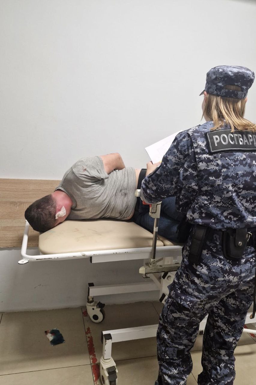 Пациент пришёл в себя и напал на бригаду скорой помощи. "Прибыв на территорию городской больницы на Авангардной улице росгвардейцы установили, что медики привезли гражданина, находящегося в бессознательном состоянии для оказания помощи, однако во время транспортировки мужчина очнулся и напал на бригаду скорой помощи, нанеся множественные удары медицинским работникам. Подоспевшего на помощь охранника больницы злоумышленник в процессе задержания скинул с пандуса приемного покоя больницы", – сообщили в пресс-службе Росгвардии. Неадеквата задержали и доставили в 74-й отдел полиции. Пострадавшие обратились за медицинской помощью. Места СПб Новости СПб