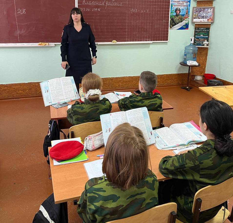 Сотрудники Джанкойской полиции посетили образовательные учреждения города в рамках профилактического мероприятия «Неформал» Инспекторы отделения по делам несовершеннолетних МО МВД России «Джанкойский» в рамках проведения оперативно-профилактического мероприятия «Неформал» посетили учебные заведения города. Мероприятие проводится в целях выявления и предупреждения правонарушений со стороны неформальных молодежных объединений антиобщественной направленности, недопущения вовлечения детей и подростков в деструктивную деятельность. Полицейские рассказали школьникам о важности соблюдения закона и правилах безопасного поведения в различных ситуациях. Сотрудники Джанкойской полиции продолжают активно работать с молодежью, стремясь создать безопасную среду для их обучения и развития. #МВДКрыма #ПолицияДжанкоя #ВрамкахОПМ #ОПМ_Неформал #ПрофилактикаСредиМолодежи #ПрофилактическиеРаботы