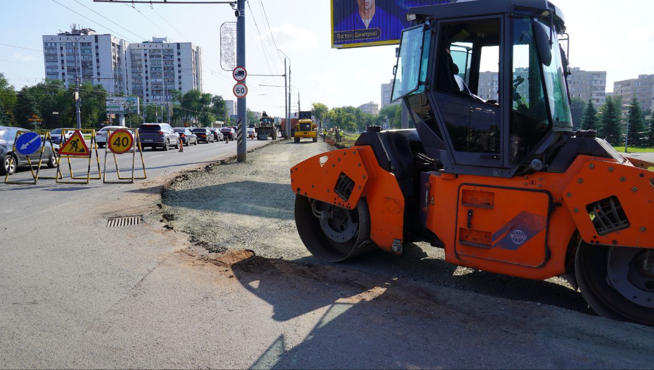 В Оренбурге на пр-те Гагарина появится полоса для общественного транспорта  Ее организуют на правой стороне в обоих направлениях – от 60 лет Октября до Загородного шоссе.  Накануне специалисты начали устраивать основание под расширение дороги.   Работы проходят в районе СКК «Оренбуржье». На участке установлены дорожные знаки и конусы. Транспорт курсирует по двум свободным полосам.  Выделенная полоса для автобусов, «Газелей» и такси также появится на улице Чкалова – от Маршала Жукова до 60 лет Октября.  Видео, фото: администрация Оренбурга.