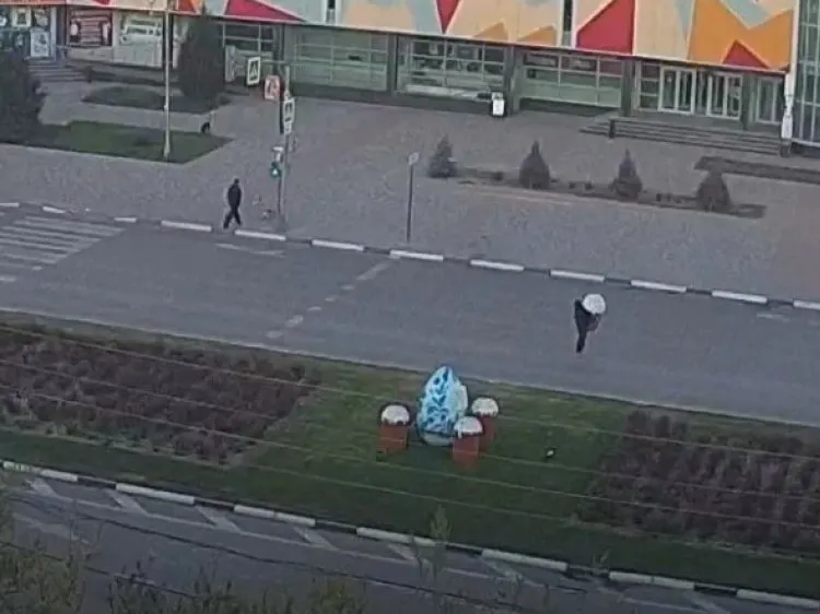 В Волжском неизвестный повредил пасхальную композицию и украл один из куличей В Волжском неизвестный разрушил праздничную инсталляцию установленную к Пасхе и похитил один из её элементов Инсталляция была размещена на проспекте Ленина Это были четыре крупных металлических кулича стилизованных под большие бочки которые окружали центральное украшение изящное декоративное яйцо Этот ансамбль должен был дарить горожанам праздничное настроение напоминать о светлых традициях Пасхи Но теперь композиция нарушена а один из её ключевых элементов бесследно исчез Вора удалось выяснить по камерам наружного наблюдения Какой то уникум к рассвету решил развлечься Около 5 00 он повалил пасхальную композицию и украл один из декоративных куличей Свидетелей происшествия судя по всему не было слишком ранний час Подробнее на Волжский ру   www volzsky ru index php wx 16 wx2 83784 ВолжскийРу волжский vlz