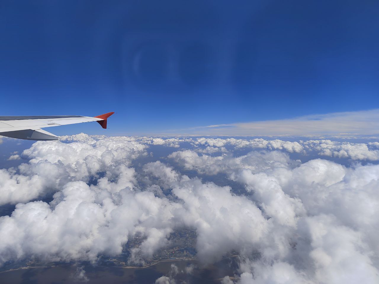 Открыта продажа авиабилетов в города России Якутяне могут начинать планировать отпуск открыта продажа билетов на социально значимые рейсы на летний сезон 2026 года В списке несколько важных направлений Из Хабаровска например можно улететь в Якутск раз в неделю Цены кусаются несильно самый дешевый билет в один конец 13 860 Кроме того перевозчик запускает сезонные маршруты которые будут жить только три месяца с июня по август Якутск свяжут с Читой и Улан Удэ а из Хабаровска можно будет улететь в Мирный Вот здесь цены особенно радуют билет до алмазной столицы Якутии стоит всего 9240 рублей Выполнять рейсы будет авиакомпания Якутия на современных SJ 100 Фото Цвенгер Татьяна