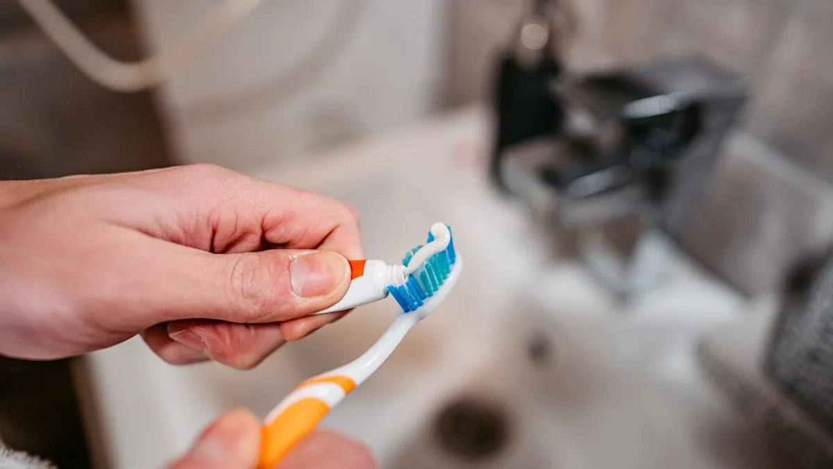 Ученые создадут зубную пасту из волос и обещают полностью вылечить кариес  Ученые из Королевского колледжа Лондона предложили революционный подход к уходу за полостью рта: создание зубной пасты из человеческих волос. Согласно их исследованию, такое средство способно восстанавливать поврежденную зубную эмаль эффективнее, чем традиционные продукты на основе фтора. Этот инновационный метод может полностью остановить развитие кариеса на ранних стадиях.  В основе новой технологии лежит использование кератина — белка, который является основным строительным материалом для волос и ногтей. Ученые обнаружили, что при нанесении на зубы кератин, извлеченный из волос или шерсти, вступает в реакцию с минералами, содержащимися в слюне. Это приводит к образованию плотного кристаллического слоя, который по своей структуре и функциям имитирует естественную зубную эмаль.  Этот новообразованный слой не только защищает зубы от дальнейшего разрушения, но и со временем продолжает…