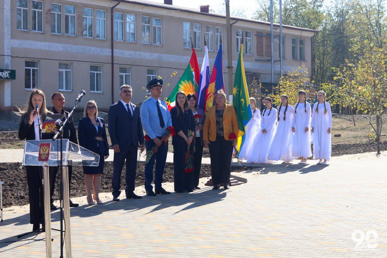 Прокурор Тбилисского района принял участие в открытии Аллеи Славы и Зала памяти, посвященных участникам специальной военной операции   В Тбилисском районе состоялось открытие мемориального комплекса «Аллея Славы» и музейной экспозиции «Зал памяти», посвященных участникам СВО, погибших при исполнении воинского долга.  В мероприятиях приняли участие прокурор Тбилисского района Дмитрий Петрушенко, представители органов местного самоуправления Тбилисского района и общественности, которые высказали слова глубокого уважения и благодарности военнослужащим, их родным и близким.