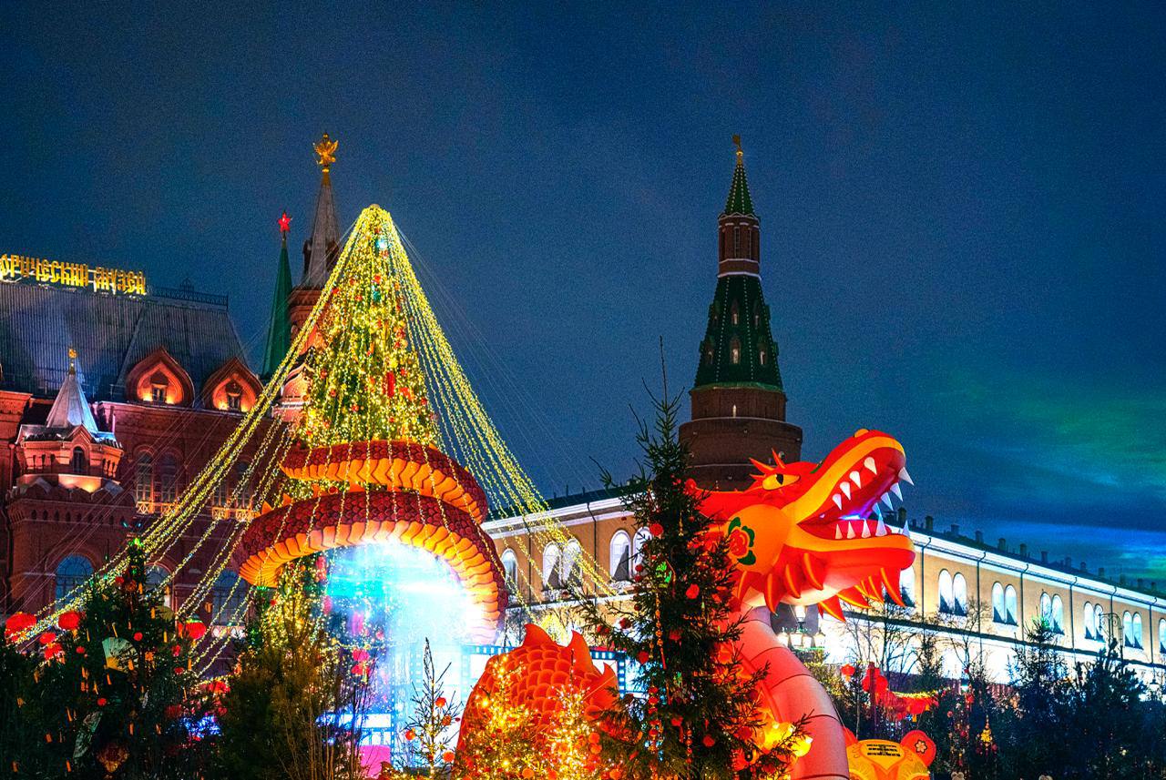 30 россиян встретят Новый год в Москве В этом году количество отельных заказов на новогодний период выросло на 25 Большинство туристов останутся в России 72 бронирований приходятся на гостиницы в стране а за рубеж отправятся только 28 сообщают Известия Больше всего путешественников будут слушать бой курантов в отелях Москвы на столицу приходится 31 1 заказов по стране Далее с большим отрывом следуют Санкт Петербург 14 3 и Сочи 11 2 Вошли в топ 5 также Нижний Новгород 4 1 и Казань 3 1 Средняя стоимость номера в новогоднюю ночь по стране составила 11 500 рублей Одинаково популярны для встречи Нового года оказались трехзвездочные отели и апартаменты гостевые дома а также другие объекты размещения без звезд на каждый из типов жилья приходится 31 1 бронирований Новости Отели ОтелиРоссии Новости Отелей